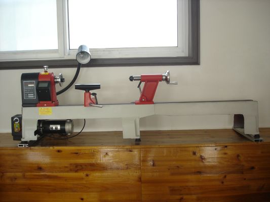 Biến tốc độ Máy tiện gỗ nhỏ Kết cấu gang Gia công thô 500 vòng / phút
