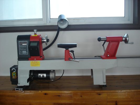 Biến tốc độ Máy tiện gỗ nhỏ Kết cấu gang Gia công thô 500 vòng / phút
