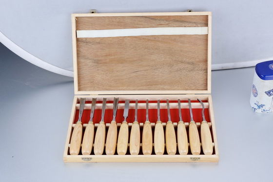 Máy đục lỗ gỗ đục lỗ đặt cây tần bì trong nước để chế biến gỗ
