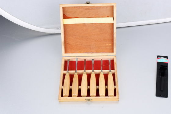 Máy đục lỗ gỗ đục lỗ đặt cây tần bì trong nước để chế biến gỗ