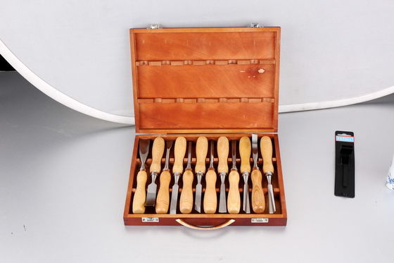 Máy đục lỗ gỗ đục lỗ đặt cây tần bì trong nước để chế biến gỗ