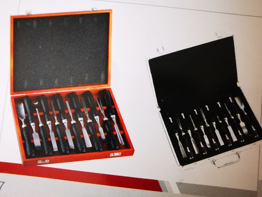 Máy đục lỗ gỗ đục lỗ đặt cây tần bì trong nước để chế biến gỗ