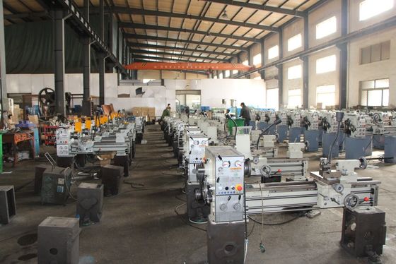 Máy tiện kim loại CNC C6241 Cấu trúc tường đôi 230V Máy tiện băng ghế kim loại